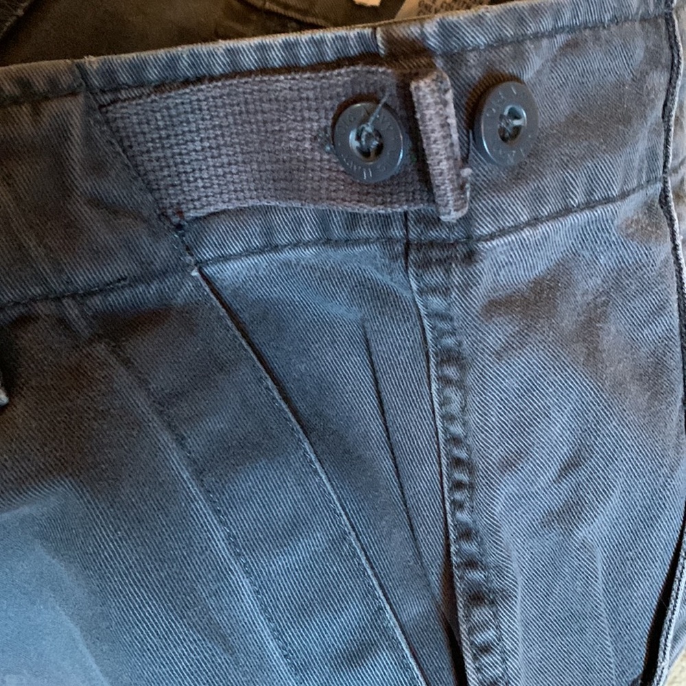 Old Navy charcoal khaki cargo shorts sz34 slight distress, in good condition - Picture 5 of 9